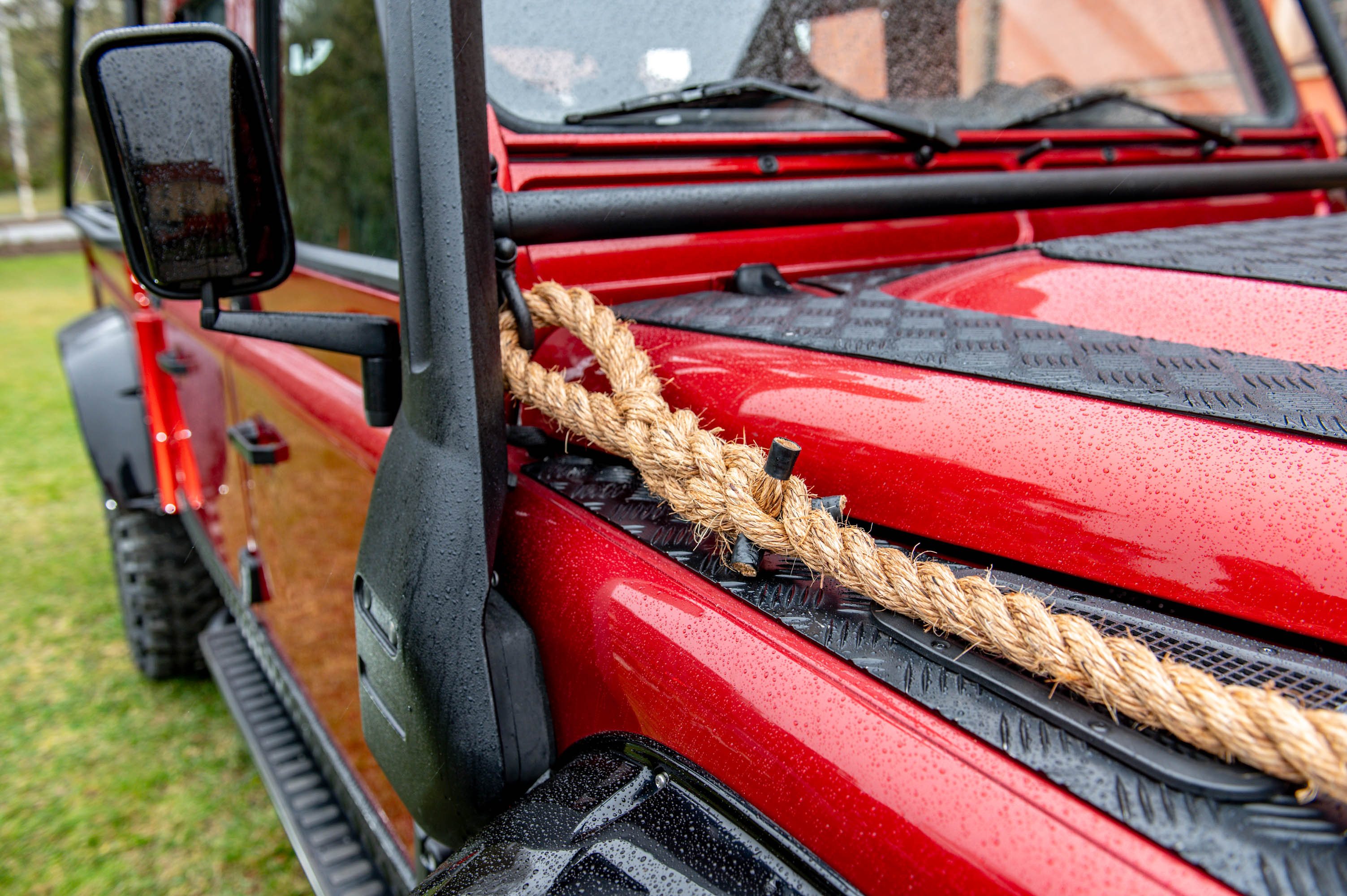 Defender 130 Spectre — Checker Plate Hood & Rope