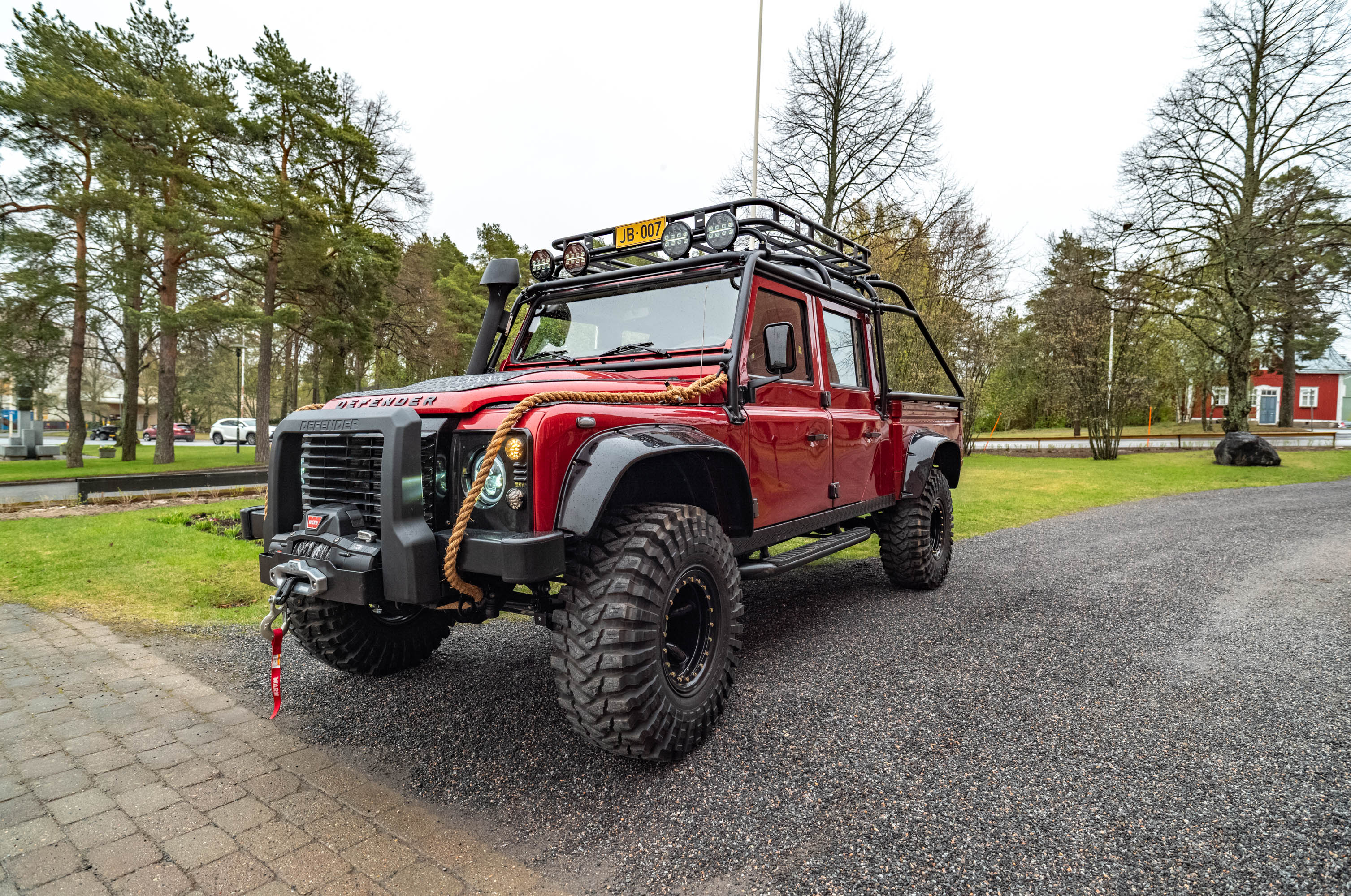 Defender 130 Spectre — Front 3/4 Park