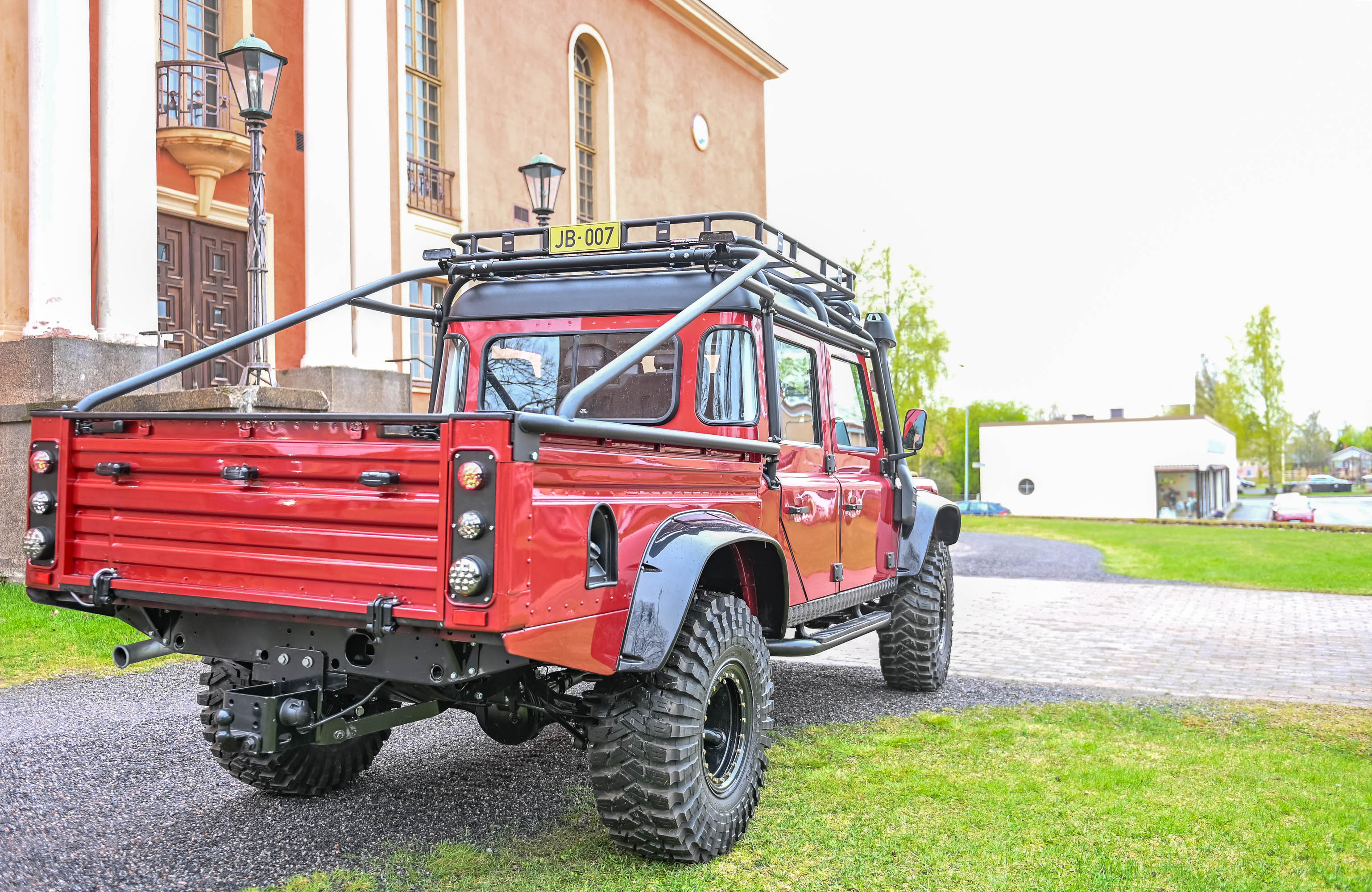 Defender 130 Spectre — Rear 3/4