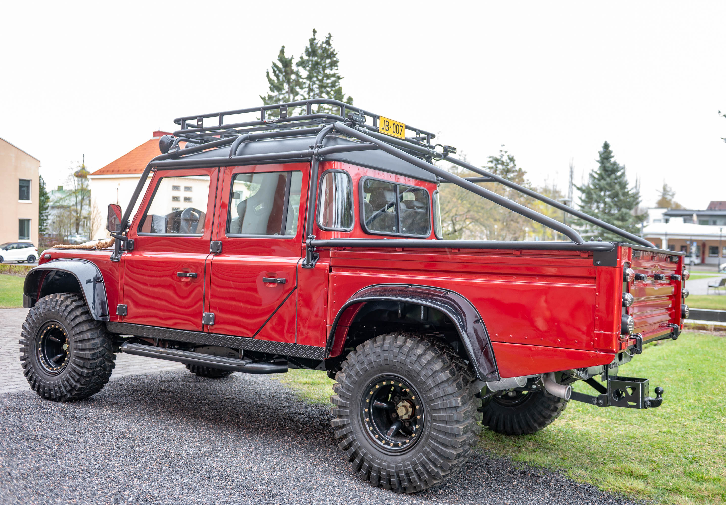 Defender 130 Spectre — Rear Quarter
