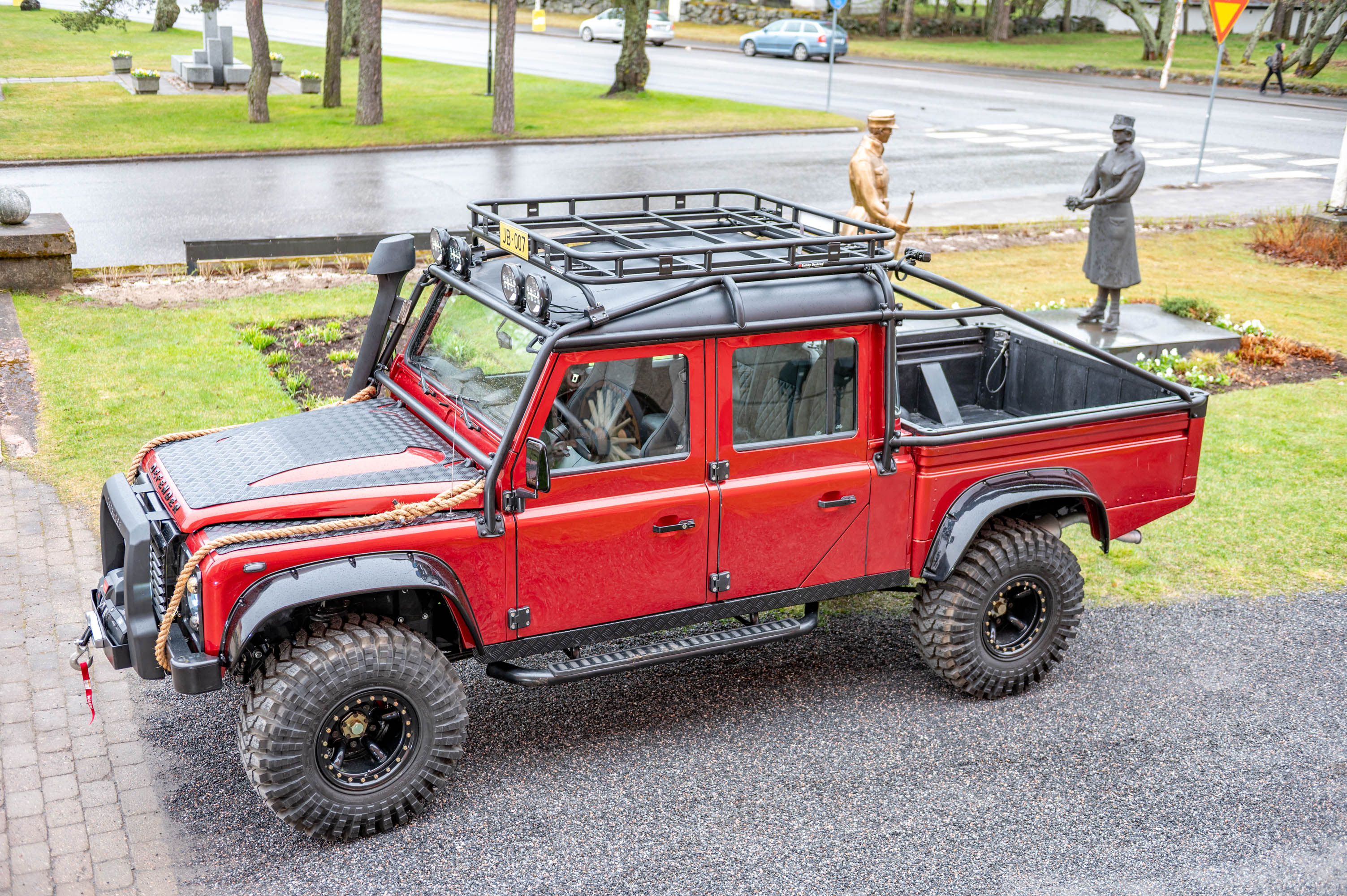 Defender 130 Spectre — Side Profile